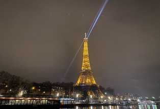 فرنسا: وقف إضاءة مبنى البلدية وبرج ايفل ومعالم أخرى في باريس