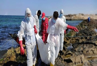 العثور على 15 جثة محترقة لمهاجرين على الشواطئ الليبية