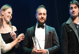 ألمانيا: صحفي سوري يفوز بجائزة أفضل مشروع في مهرجان كلية SAE الخاصة