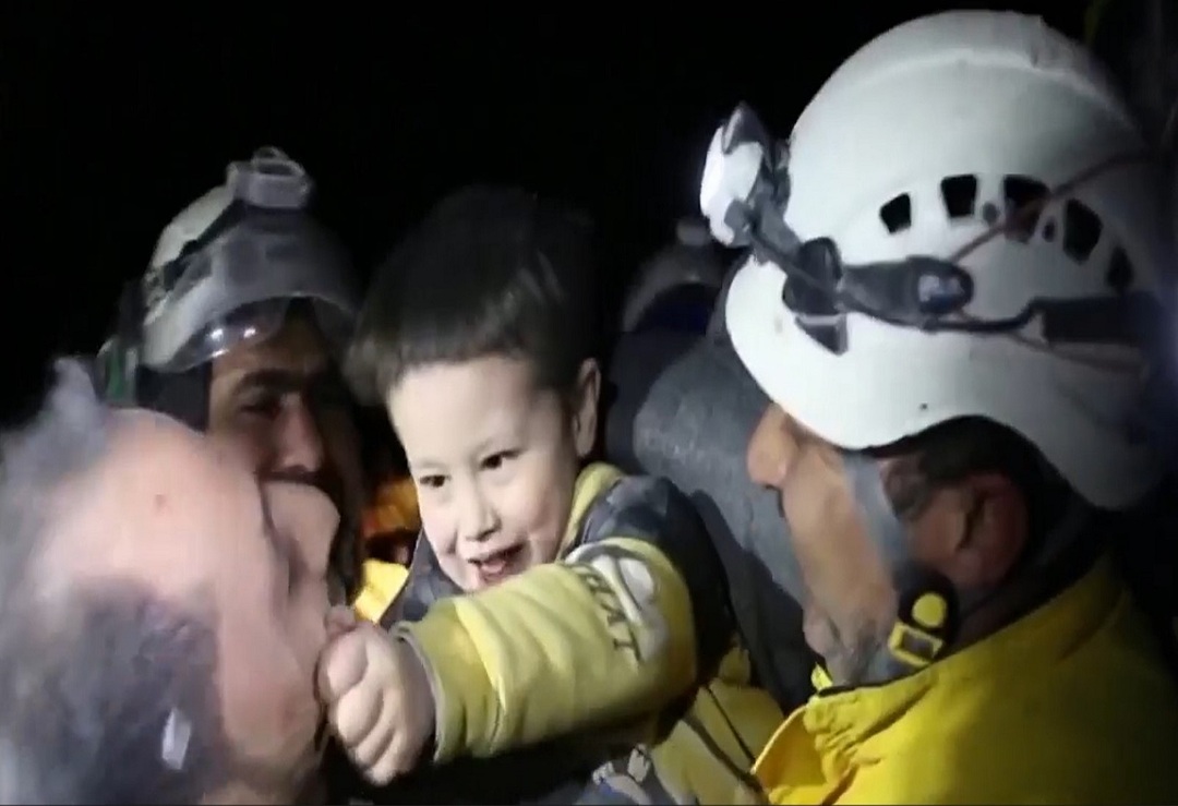 مقطع فيديو لطفل سوري من تحت الأنقاض يخطف القلوب