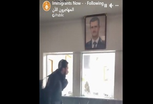مهاجر سوري يفقد أعصابه داخل السفارة السورية في برلين ويهاجمهم بالكراسي