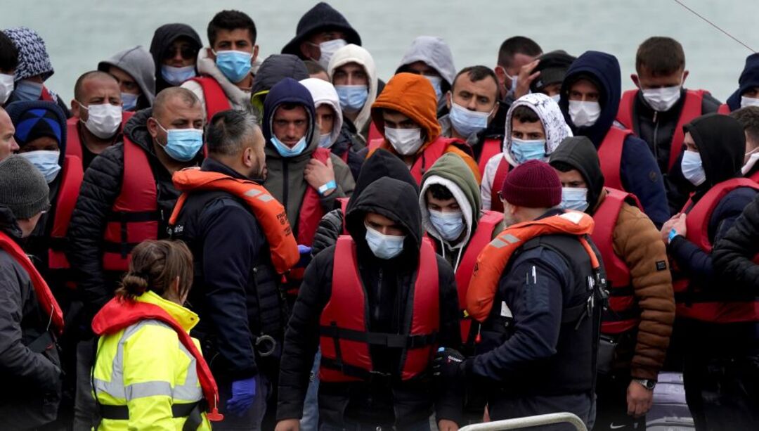 بريطانيا تخصص بارجة بحرية وقواعد عسكرية لإيواء اللاجئين
