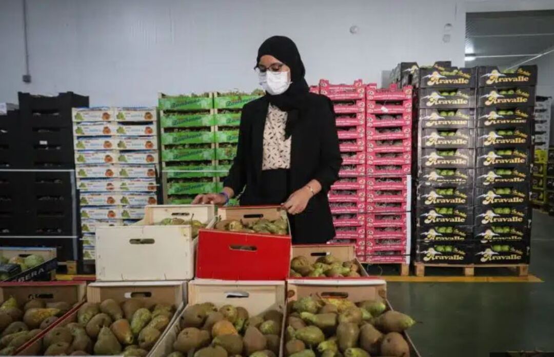 اسبانيا: مهاجرة مغربية من العمل في التنظيف إلى سلسلة لبيع الفواكه من 41 متجراً