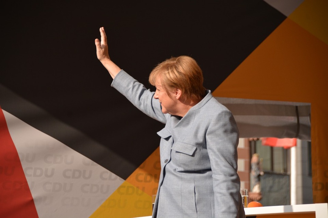 ألمانيا: تقليد ميركل أرفع وسام في البلاد من الرئيس شتاينماير