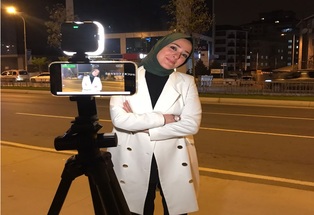 اعتداء عنصري من متحزب تركي معارض على صحفية لأنها تتحدث العربية
