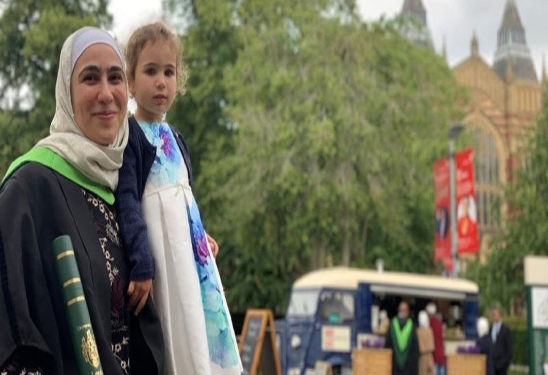 بعد 11 عاماً من تركها كلية الطب.. لاجئة سورية في بريطانيا تتخرج كطبيبة