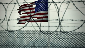 تقرير ينتقد المُعاملة اللاإنسانية للمُهاجرين بمراكز احتجاز أمريكية