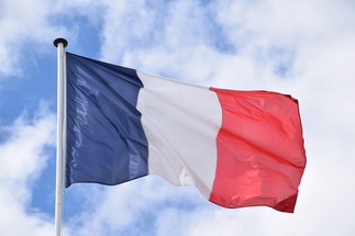 حظر العباءة في المدارس الفرنسية ووزير التعليم والشباب يبرر