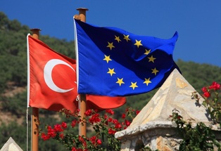 منح دراسية لحاملي الحماية المؤقتة والدولية والجنسية التركية من الاتحاد الأوروبي