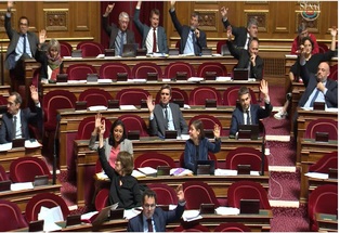 سابقة تاريخية: البرلمان الفرنسي يدرج حق الإجهاض في الدستور