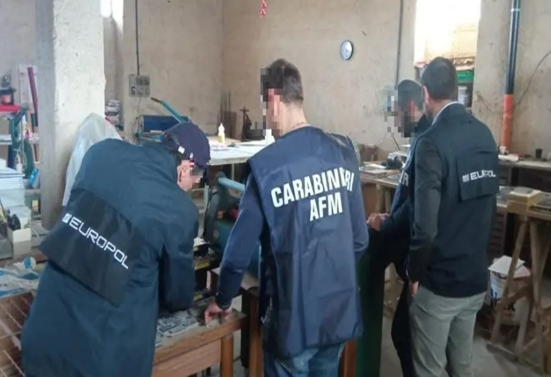 إيطاليا تفكك شبكة إجرامية متورطة في تزوير الهوية لتسهيل الهجرة